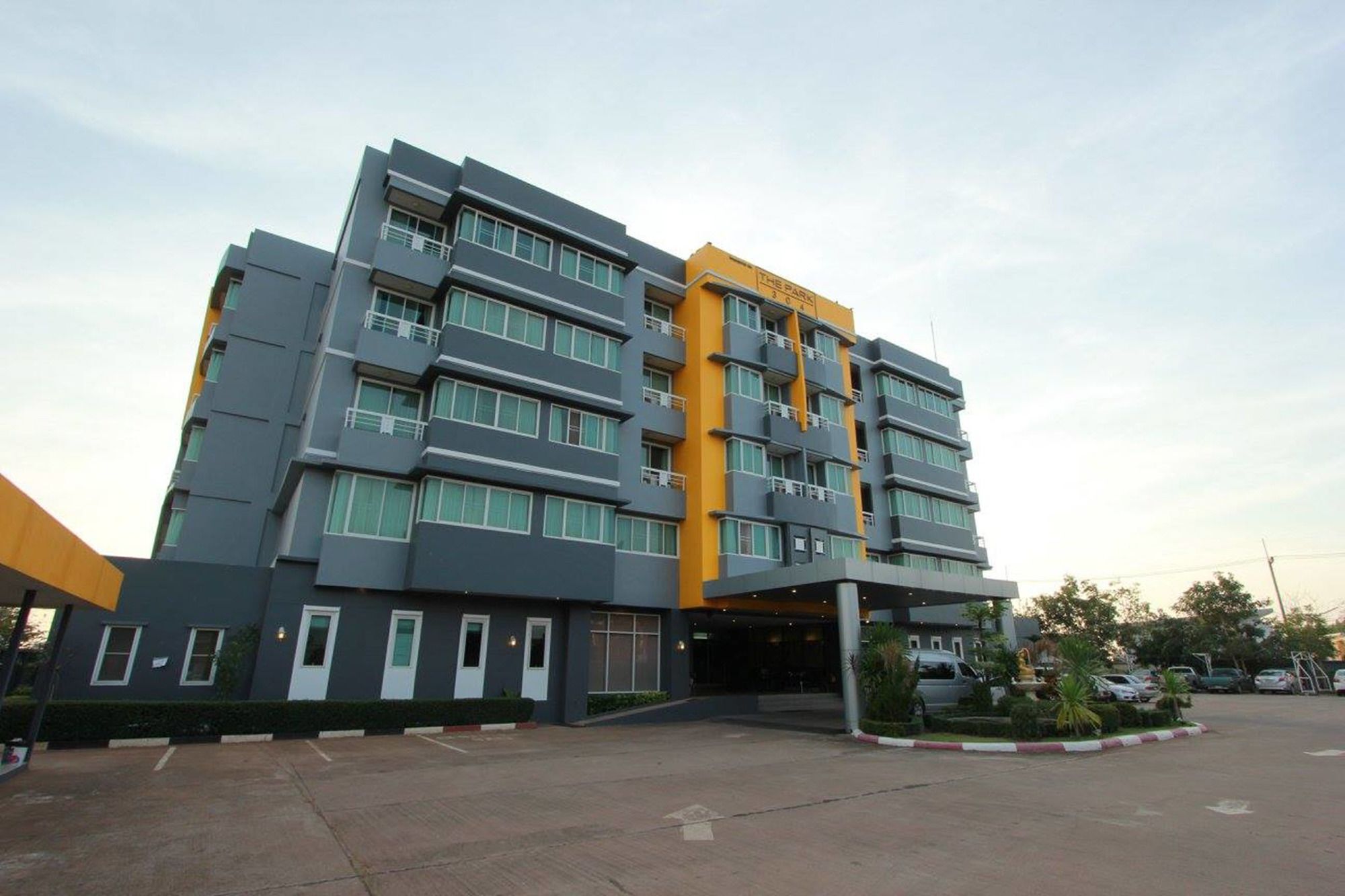The Park 304 Executive Serviced Apartment Si Maha Phot Εξωτερικό φωτογραφία