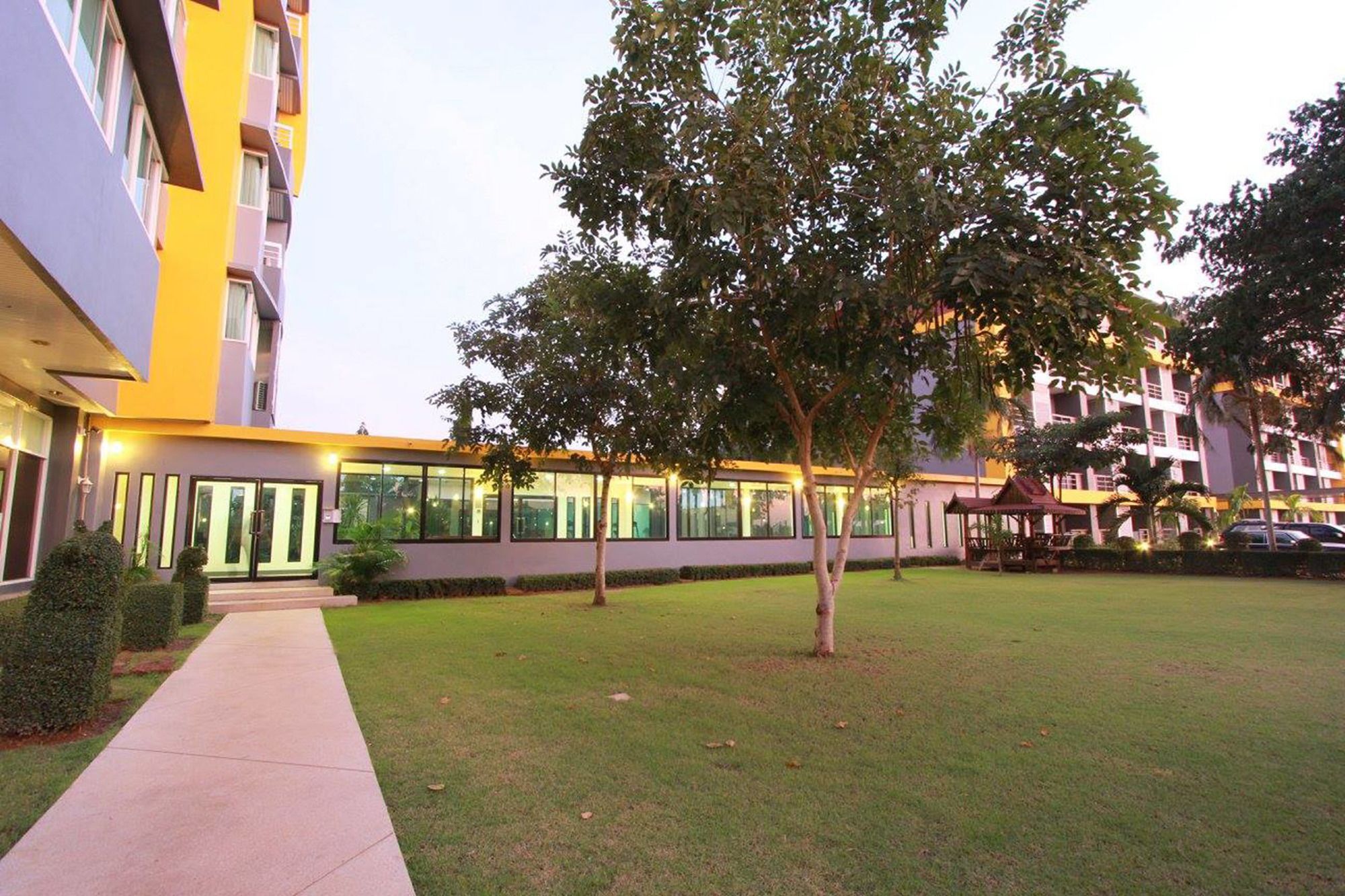 The Park 304 Executive Serviced Apartment Si Maha Phot Εξωτερικό φωτογραφία